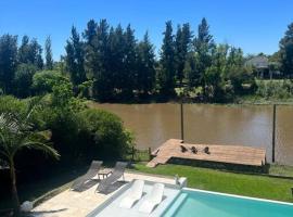 Casa minimalista con piscina y muelle en Nordelta-Villanueva, cabaña en Belén de Escobar