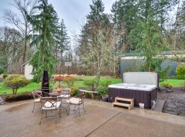 Spacious Oregon Home with Hot Tub, Fire Pit and Grill!, vila di Hillsboro
