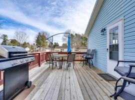 Renovated Family House Game Room, Deck and Hot Tub!, hotell i Logan