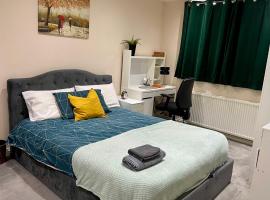 해로우에 위치한 호텔 Sudbury Hill Bedroom with Private Bathroom