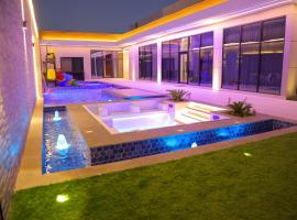 شـاليـهـات ڤــي ڤـيـلا V Villa chalets, hotel with parking in Al Kura