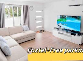 Fully renovated 3 bedroom house & Free Parking, hotell i Gold Coast