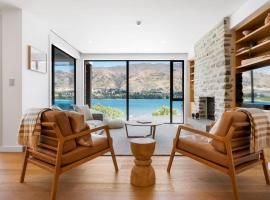 Lakeside Luxury 2 Bedroom Apartment, luxury hotel in Wanaka