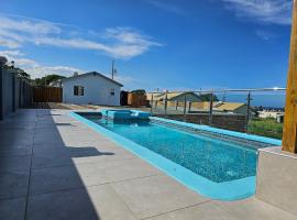 Luxury Ocean View Villa with Backyard Pool, atostogų būstas mieste Diskaveri Bėjus