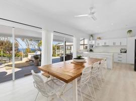 WHITE BEACH HOUSE High on Belmore, PETS welcome, holiday home in Sunshine Beach