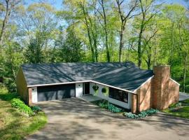 RiverEdge Haven Hot Tub, 5 Beds, Kayaks Near ND, ξενοδοχείο σε Niles