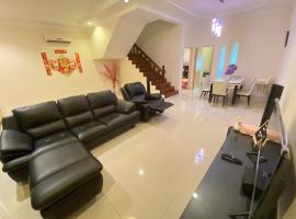 139 Homestay 13 Mins From kuching Airport Baby Friendly Spacious Home, cottage in Kota Samarahan