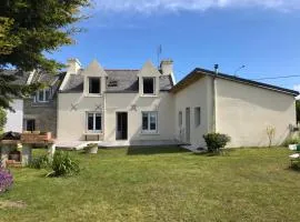 Maison bretonne traditionnelle en bord de Mer