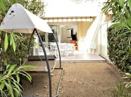 Studio climatisé, accès piscine, terrasse, proche plage et commerces - FR-1-226B-179