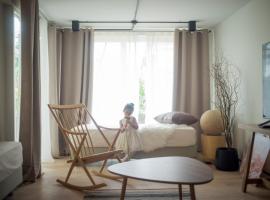 Mini-Me HUBS, Charm Suites & Pool in Old City