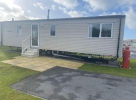 Delightful two bedroom caravan on Par Beach., hótel í Par