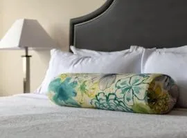 22nd FL Bold CozySuites with pool, gym
