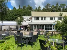 Stor lägenhet ovanpå café ute på landet