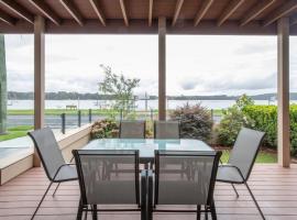 Premium Views from Spacious Beachside Home, atostogų namelis mieste Batemans Bay