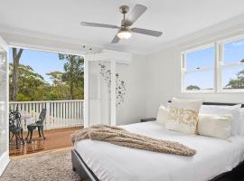 Snug 1-Bed with Charming Deck Seating, apartman 