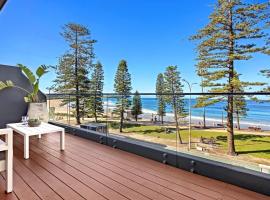 Glorious Beachfront 3-Bed with Breathtaking Views, hotel con estacionamiento en Deewhy