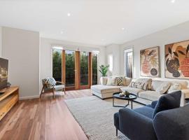 Chic 2-Bed Home By Bustling Shops, hotell i Yarraville