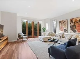 Chic 2-Bed Home By Bustling Shops