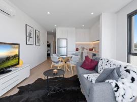 Stylish and Convenient Two Bedroom Apartment, feriebolig i Burwood