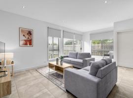 Tranquil Seaside 3-Bed House by Dromana Beach, hotel in Dromana