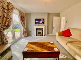 Leominster Family Home, Private Garden, Parking, Sleeps 6, hotel with parking in Leominster