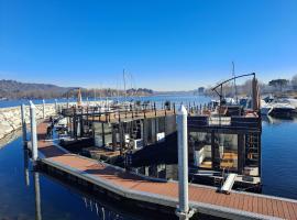 Floating Experience Black Pearl, Lago Maggiore, alojamiento en un barco en Dormelletto