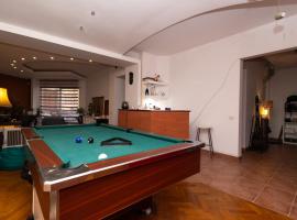 sharing retro vintage luxury apartment, habitación en casa particular en Bucarest