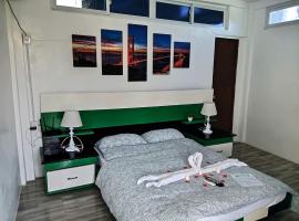 Couple room in Holidays Beach Resort, bolig ved stranden i Bolinao