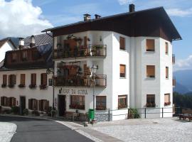 Albergo Bar Ristorante Da Gina, hotel s parkiriščem v mestu Forni Avoltri