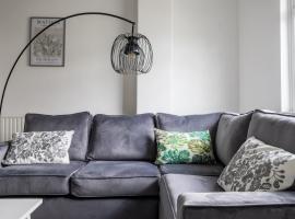 Spacious 4-Bedroom Apt | Pool Table, hotel in Cardiff