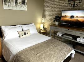 Charming, Cozy Apartment, 2 mins from the Beach, hotel s parkiralištem u gradu 'Llanfairfechan'