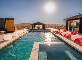 Joshua Tree Oasis / Design + Views + National Park, holiday home in Sunfair Heights