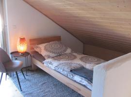 #4 Dachstudiozimmer mit 2 Betten und Balkon mit WG Bad Airport nah freies W-Lan, cheap hotel in Trunkelsberg