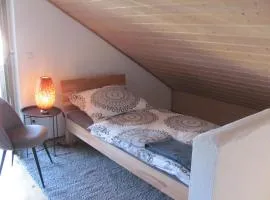 #4 Dachstudiozimmer mit 2 Betten und Balkon mit WG Bad Airport nah freies W-Lan