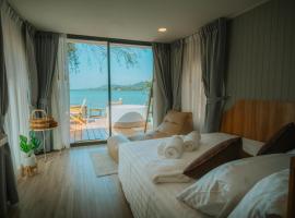 Sea Sand See Sky Beach Front Resort, sumarhús á Phuket