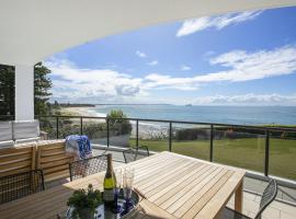Stunning Beachfront 4-Bed House with Amazing Views, hotel v destinácii Norah