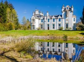 Cairngorms Castle, holiday home in Cray