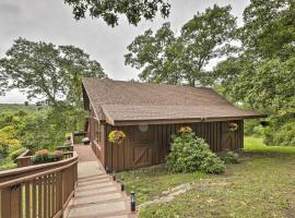 Private Guest House with Deck and Spectacular Views!, hotel in Uncasville