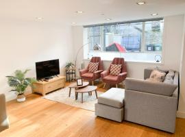 Bright, spacious, 3-bedroom Emirates apartment with terrace, hotel near Emirates Stadium, London