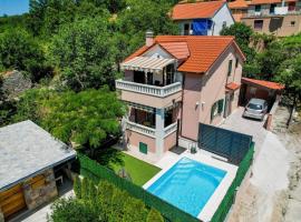 Villa Arabela with private pool: Donji Muć şehrinde bir otel