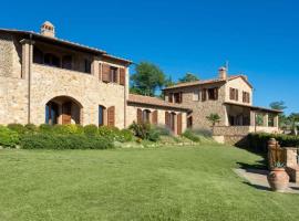 Casale con vista colline, hotel in Volterra