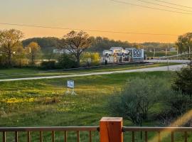 Track View 4 br Townhome Next to Road America, hytte i Plymouth