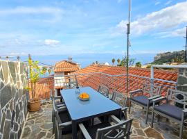 Charites: Terrace with Seaview - 100m to the beach, παραθεριστική κατοικία στην Κορώνη