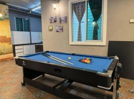 Queen’s Home +Snooker+darts+air hockey, hotel s parkiralištem u gradu 'Alor Setar'