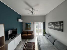 Maria's Sunlit Apartment, pet-friendly hotel sa Piraeus