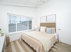 6 Bedroom Duplex near the Balboa Pier and Fun Zone with AC, hotell sihtkohas Newport Beach