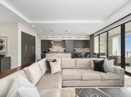 True Luxury Living in Fashion Island with Elevator and Ocean Views, luksushotell i Newport Beach