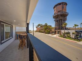 Brand New Home by the Beach & Historic Sunset Water Tower, hotel v destinácii Sunset Beach