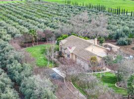Beautiful Home with Hot Tub on Byron Olive Farm, nyaraló 