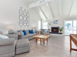 Sunset Island 3 Level Home on the Water sleeps 10, caba&ntilde;a o casa de campo en Sunset Beach